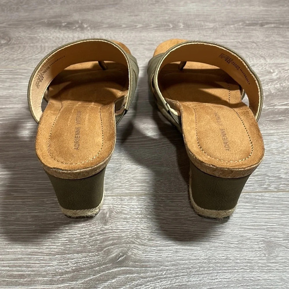 NWOT Adrienne Vittadini Tilly Wedge Pump Khaki 9M - Picture 3 of 10